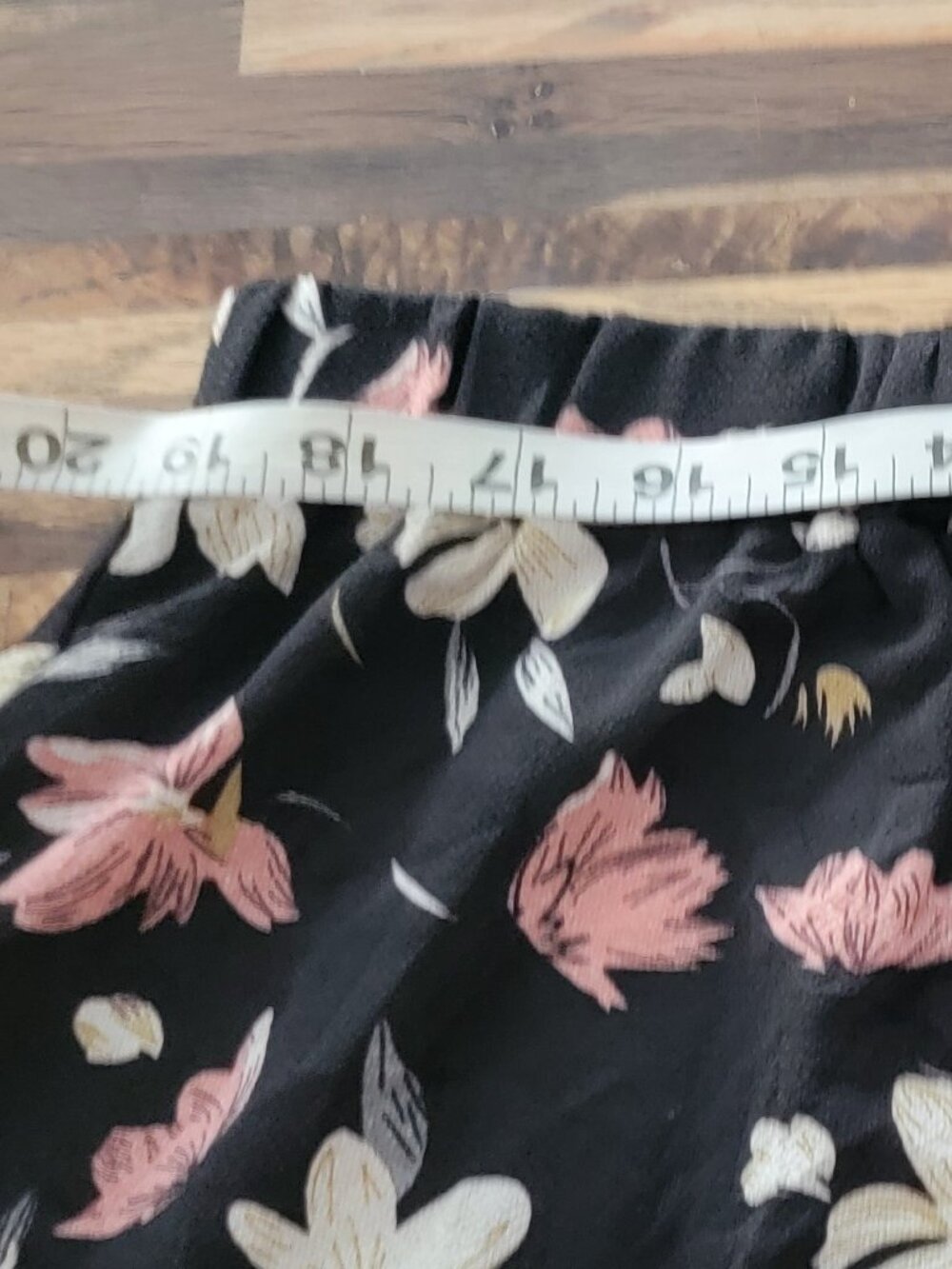 Shein Curve Black Floral Print 3" Shorts - Picture 6 of 7